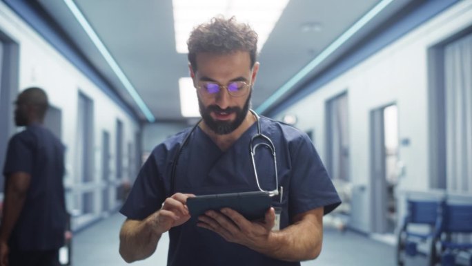 拉丁医生在医院走廊行走的跟踪镜头，使用数字平板电脑。微笑的男外科医生在手术前检查大脑核磁共振成像，重