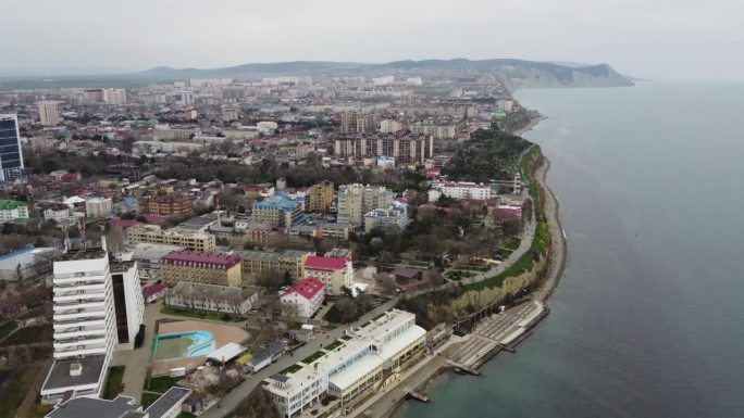 俄罗斯阿纳帕——2021年4月17日:黑海沿岸的阿纳帕市鸟瞰图。4 k。