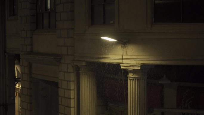 城市建筑夜晚街道下雨天路灯