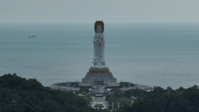 航拍的观音雕像在海边的南山寺，中国海南岛