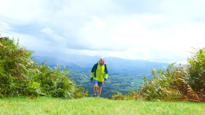 一个成熟的男人在法国巴斯克地区的山区徒步旅行