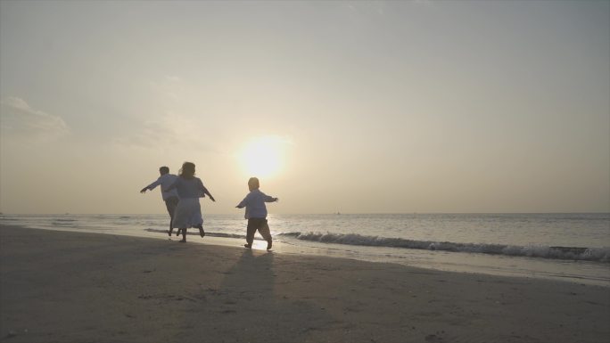 幸福三口之家海边玩耍欢乐童年幸福时光温馨