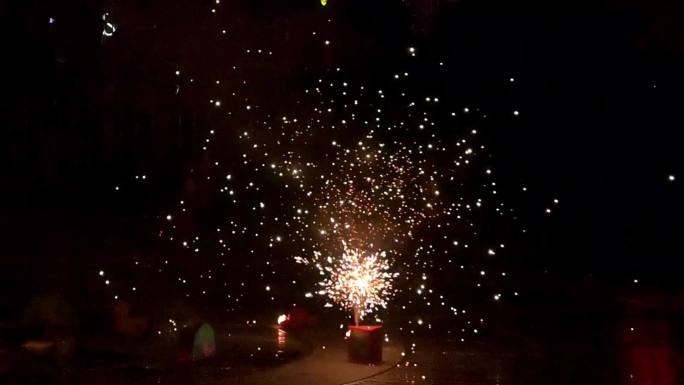 万达广场，跨年夜，众人燃放烟花庆祝