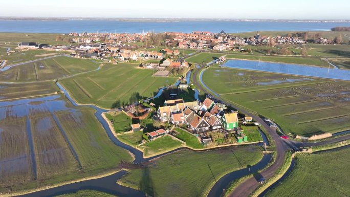 马尔肯港历史悠久，风景如画的渔村旅游观光小镇，位于荷兰北部的一个小半岛上，靠近阿姆斯特丹和荷兰的弗伦
