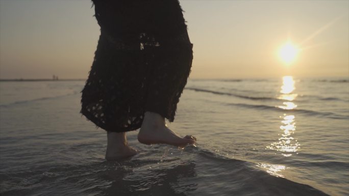 美女沙滩踩水浪漫情绪素材唯美女生剪影脚步
