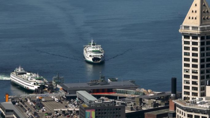 无人机拍摄的西雅图渡轮码头与史密斯塔在前景。