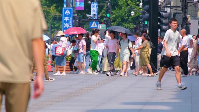 城市夏天暑假酷暑高温炎热街道人群人流汽车