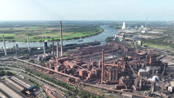 重金属工业，高炉，德国最大的钢铁厂之一，高烟囱，这是烧结厂的一部分。杜伊斯堡，德国空中无人机视图。