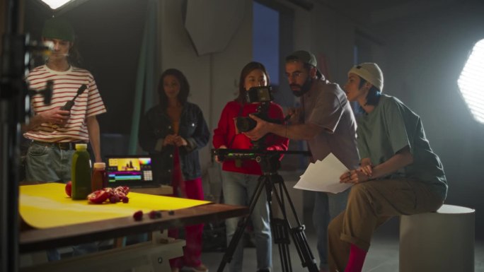 一个商业广告的幕后镜头:电影摄制组一起工作，拍摄一个美学视频作为营销内容。年轻的视频创作者为素食公司