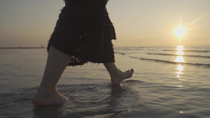 浪漫空镜唯美女生光脚沙滩慢步行走脚步特写