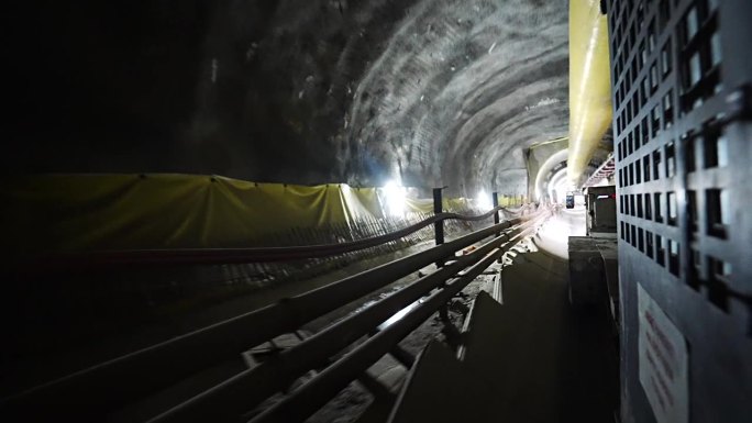 由隧道掘进机开挖的地铁隧道中的工作车辆