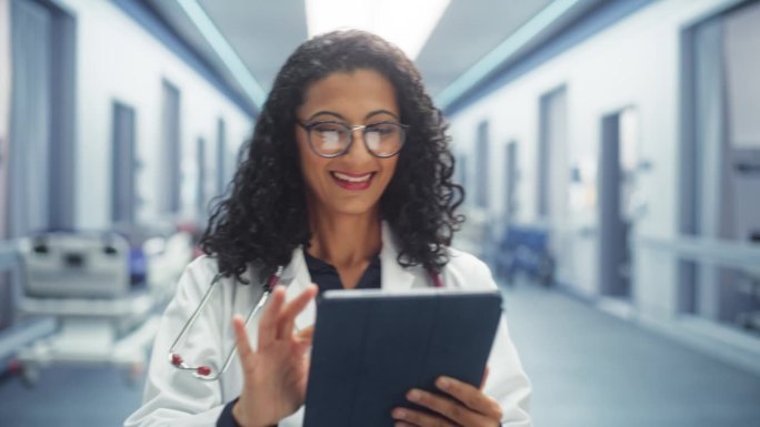 医院:专业多民族女医师边走边用数码平板电脑。穿着白大褂的医生开着药，准备拯救生命