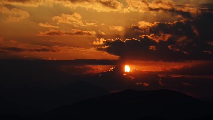 日落延时天黑森林夜幕降临山峰阳光黄昏夕阳