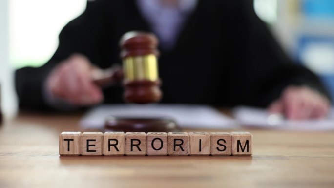 法官在国际刑事法庭宣判恐怖主义