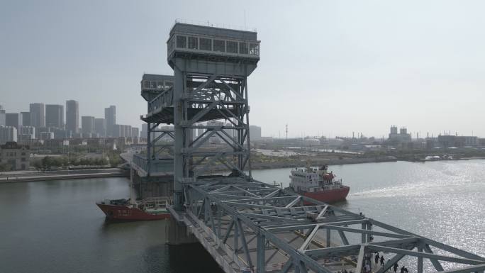 航拍货轮从滨海新区开启桥下经过