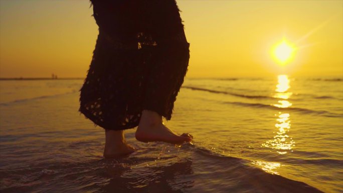 美女沙滩踩水浪漫情绪素材唯美女生剪影脚步