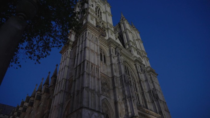 在伦敦威斯敏斯特大教堂的夜晚倾斜