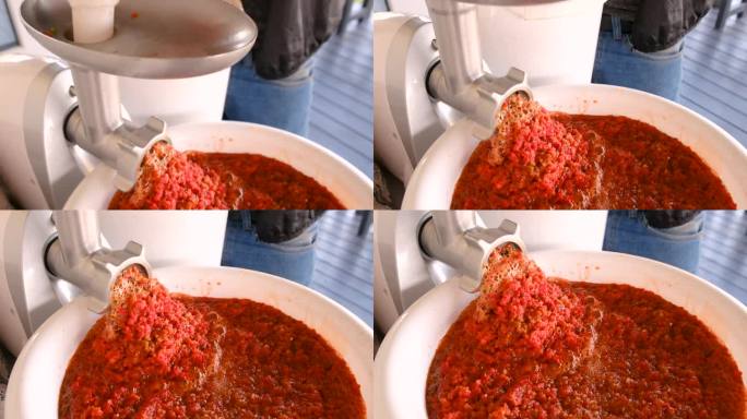 用电动绞肉机磨红辣椒。选择聚焦。食物。