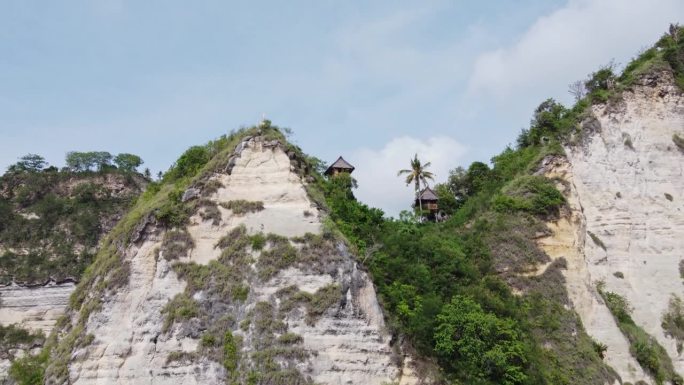 风景秀丽的树屋小屋在热带高耸的海洋悬崖上，努萨佩尼达