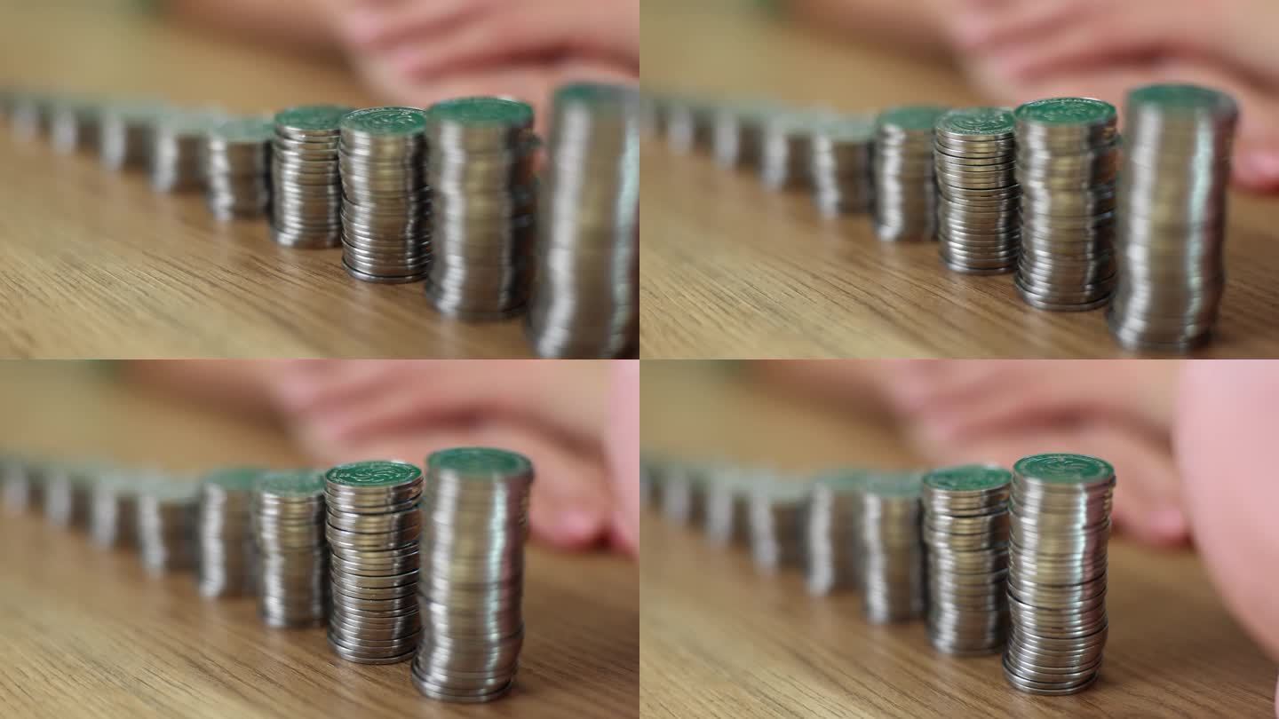 一堆硬币的特写，形状像一个上升的梯子和扑满