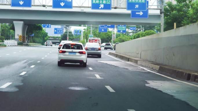 上班路上阴雨天南宁主干道 广西南宁