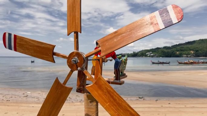 木制的螺旋桨轴驱动着这些小人，测量着海滩上风的方向和强度
