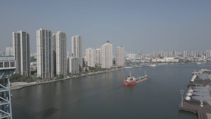 航拍滨海新区开启桥过货轮