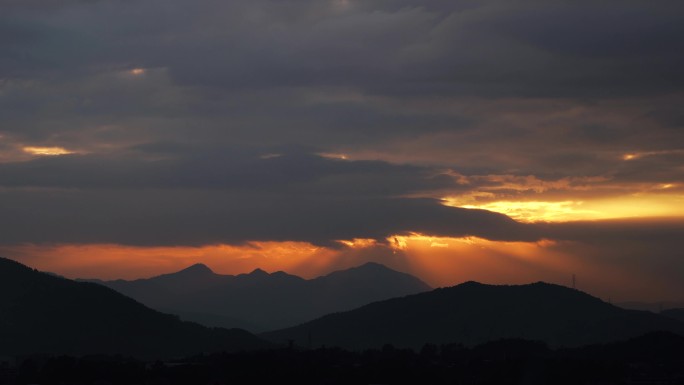 山峰黄昏延时夜幕降临晚霞橙色天空唯美风景