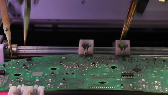 电子和电路板制造工厂，自动拾取和放置机的微距镜头快速安装电路板上的元件。当板子通过装配线时。