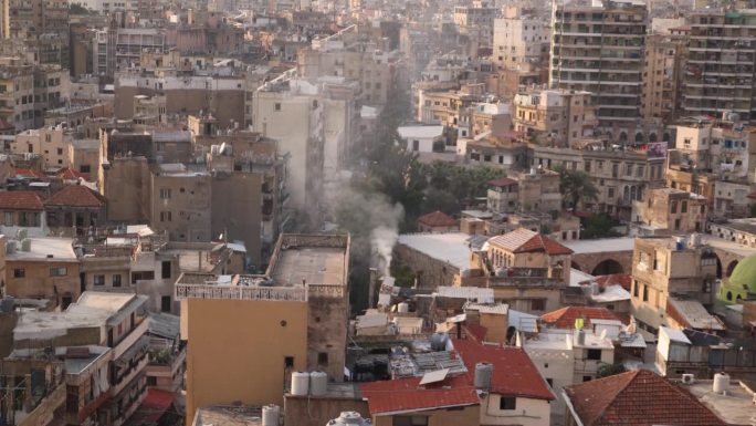 黎巴嫩北部黎波里，一座阿拉伯城市的老城区鸟瞰图，烟雾从城市中升起
