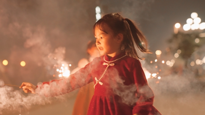 龙年新年小孩放烟花1