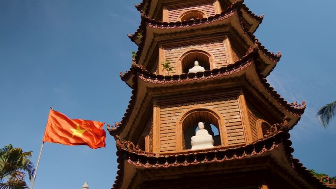 风中飘扬着越南国旗的陈国塔寺