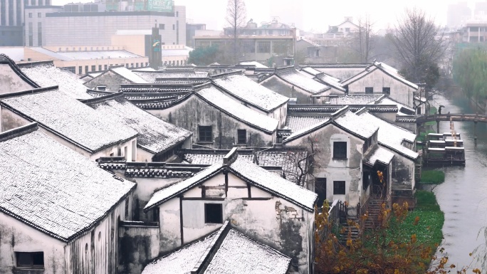 古镇雪景下雪天白墙黑瓦河边湖州小西街航拍