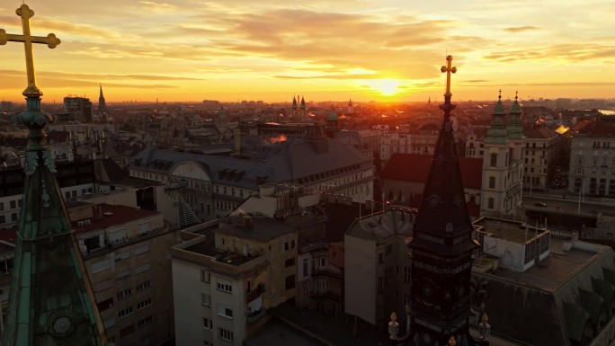 空中无人机拍摄的教堂在拥挤的城市景观对天空日落在布达佩斯，匈牙利