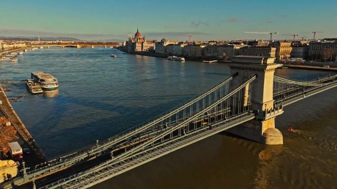 在阳光明媚的日子里，匈牙利布达佩斯城市景观中多瑙河上的sz<s:1> chenyi链桥的空中无人机镜