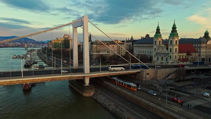 匈牙利布达佩斯历史建筑和伊丽莎白桥的无人机镜头