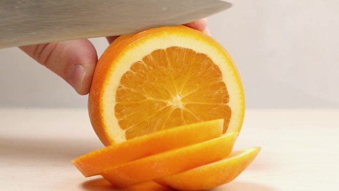 一种成熟的、多汁的、开胃的橙色水果可以用刀割伤人的手。
