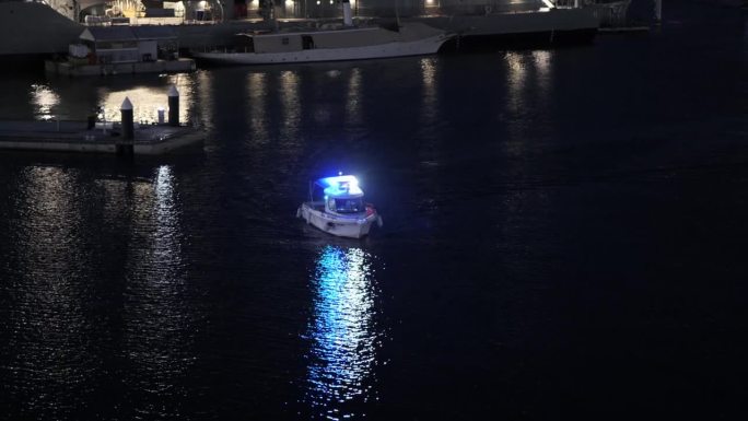 悉尼海港警察船的夜晚