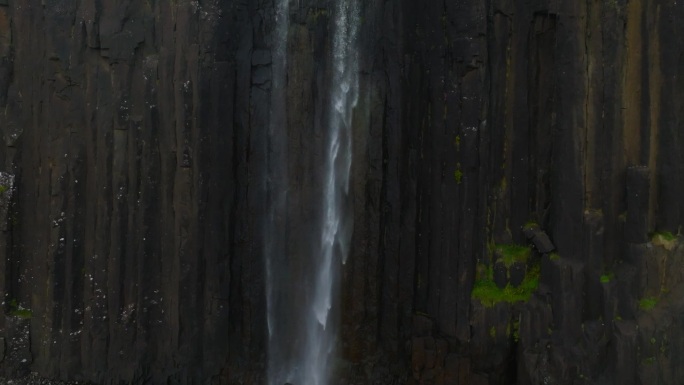 无人机拍摄的苏格兰斯凯岛基尔特岩和麦特瀑布