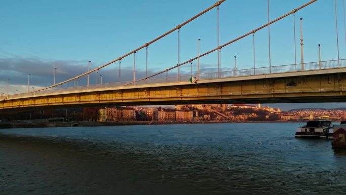 无人机拍摄的汽车在多瑙河上的伊丽莎白桥上行驶，日落时分，匈牙利布达佩斯