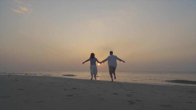 情侣手拉手沙滩海边奔跑向往自由浪漫爱情