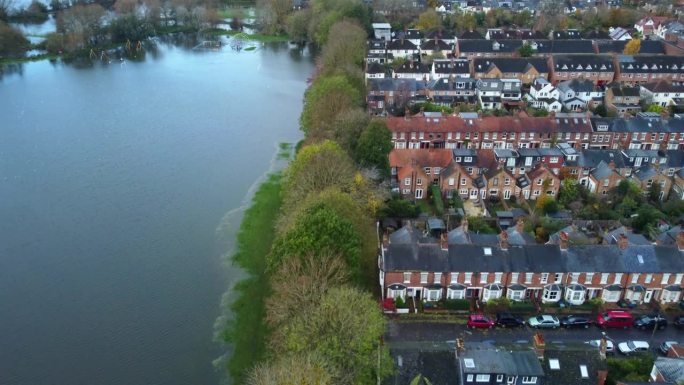 英国乡村被淹的田地和决堤的河水旁边的房屋