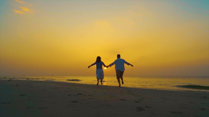 情侣手拉手沙滩海边奔跑向往自由浪漫爱情