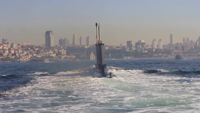 海军潜艇驶入博斯普鲁斯海峡。跟踪拍摄。在潜艇的尾迹上骑行