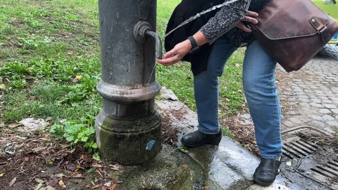 在罗马从典型的纳松饮水机饮水的妇女:免费的淡水
