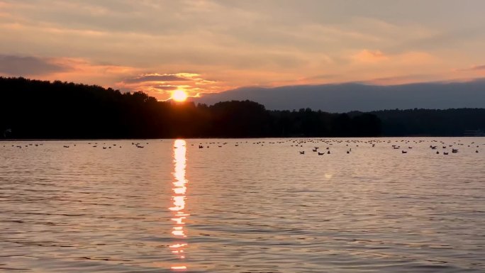 美丽的夕阳映在湖面上