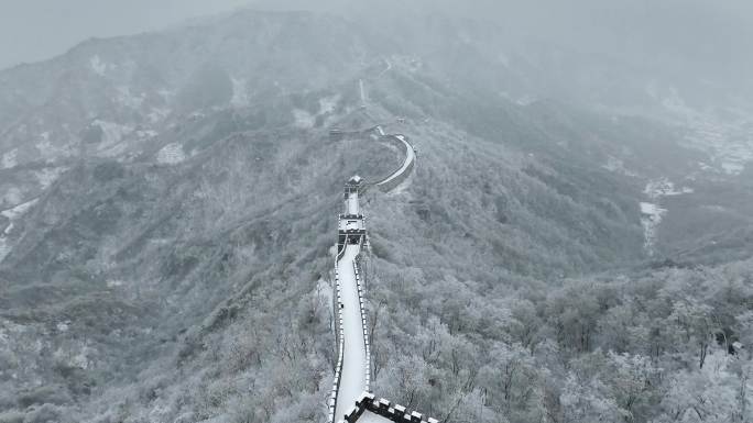 航拍慕田峪长城雪景