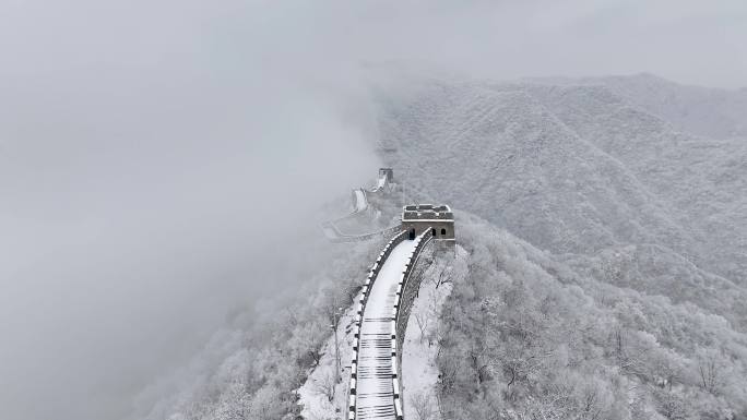 航拍慕田峪长城雪景