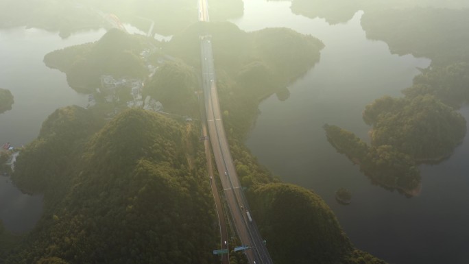 穿梭在湖泊与山川之间的贵州高速公路