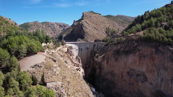 雄伟的水坝建在干燥的山脉中间